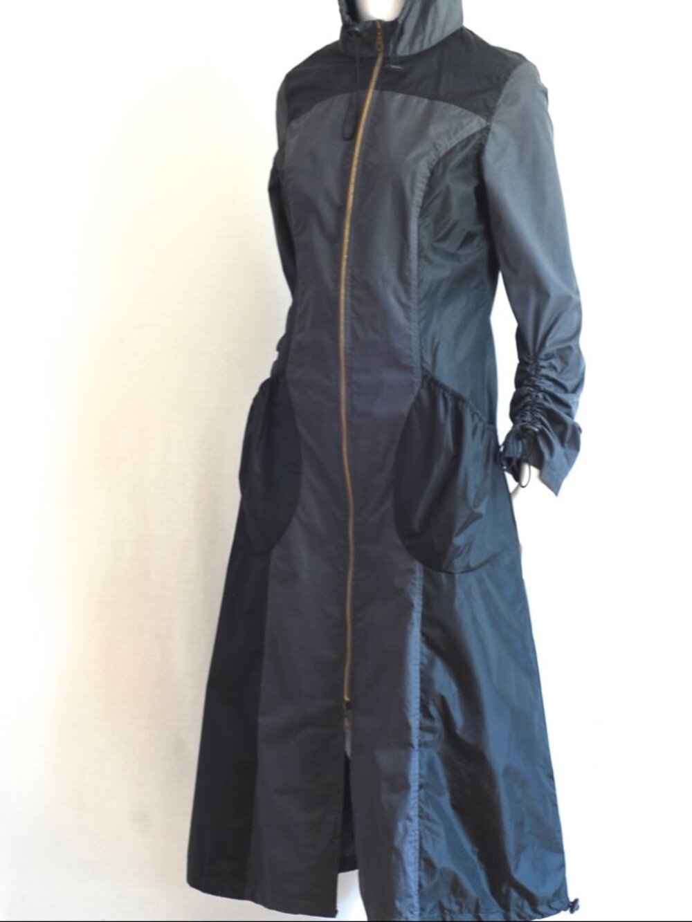 Grifflin Paris Fashionable Raincoat With Hood & Big Pockets